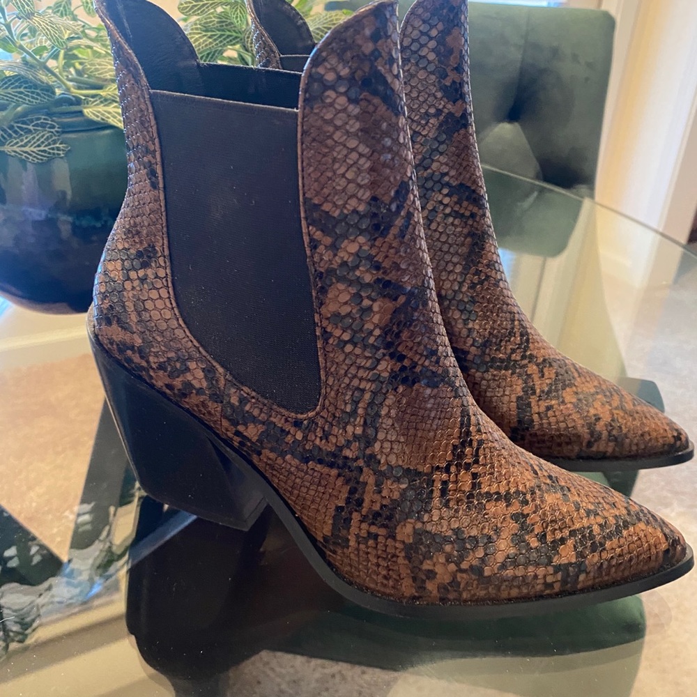 NWT + BOX Steve Madden Brown Snakeskin Boots